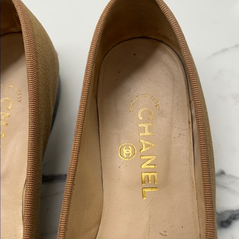 CHANEL Women's Beige and Brown CC Flats - Picture 3 of 11